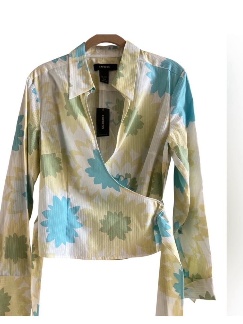 Express 100 % Vintage Floral Wrap Top in Blue, Green & White Size 9/10
